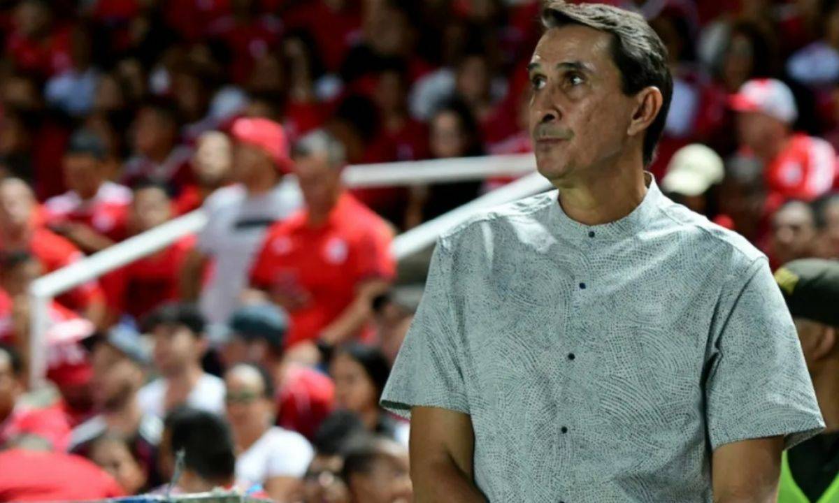 Alexandre Guimaraes al pendiente de la actualidad de Millonarios