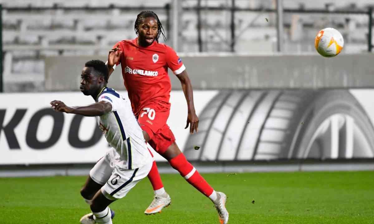 Con un terrible error defensivo, Tottenham perdió ante Antwerp