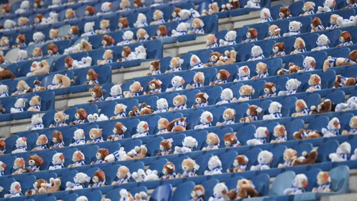 El Heerenveen puso osos de peluche en su estadio