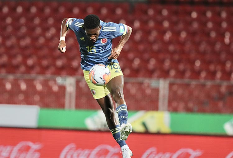 Jéfferson Lerma festeja su primer gol con la Selección Colombia