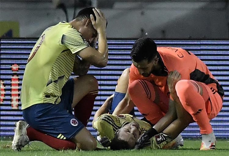 ¡Santiago Arias y la lesión en un partido que jugó por otra lesión!