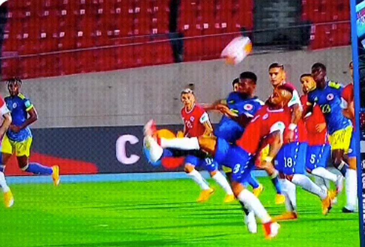 Lo que vio el VAR en el partido de la Selección Colombia en Chile