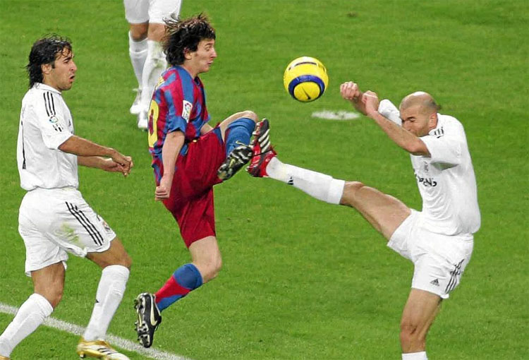 Zinedine Zidane y su historia jugando el clásico ante Barcelona