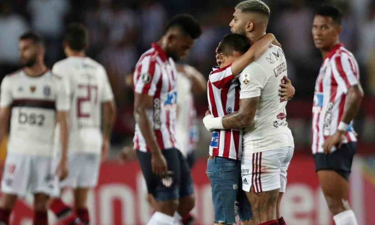 ¿Alguna vez un equipo colombiano superó en fase de grupos al vigente campeón