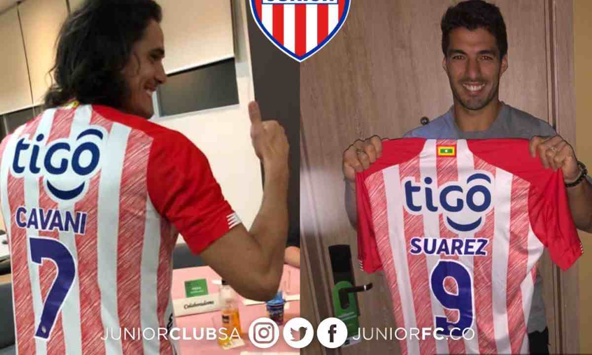 Cavani, Godín y Suárez posando con la camiseta del Junior