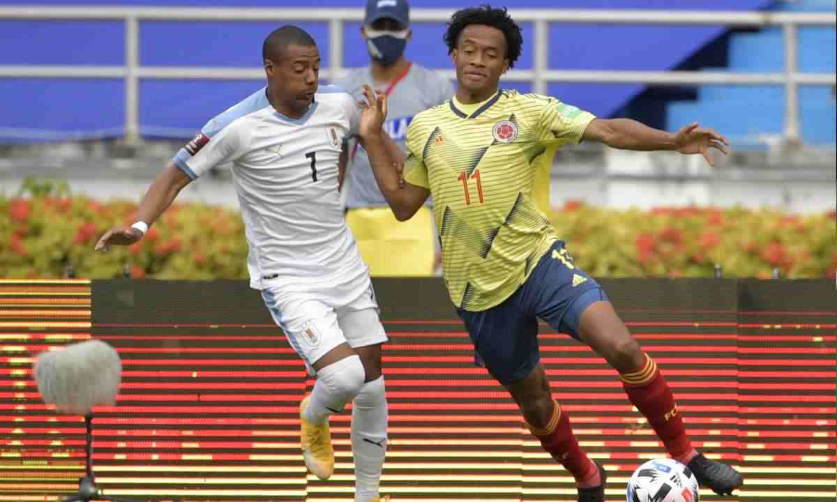 Con dos laterales naturales, ¿por qué Queiroz puso a Cuadrado de lateral