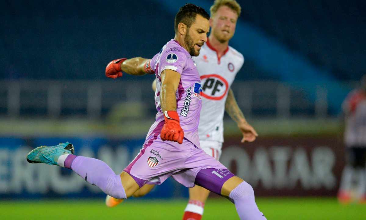 Error de Viera, seis minutos en el VAR y un gol de visitante