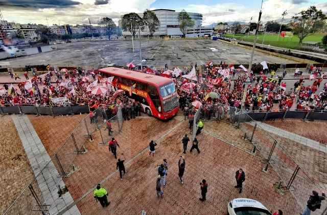Increíble acompañamiento de los hinchas de Santa Fe al estadio