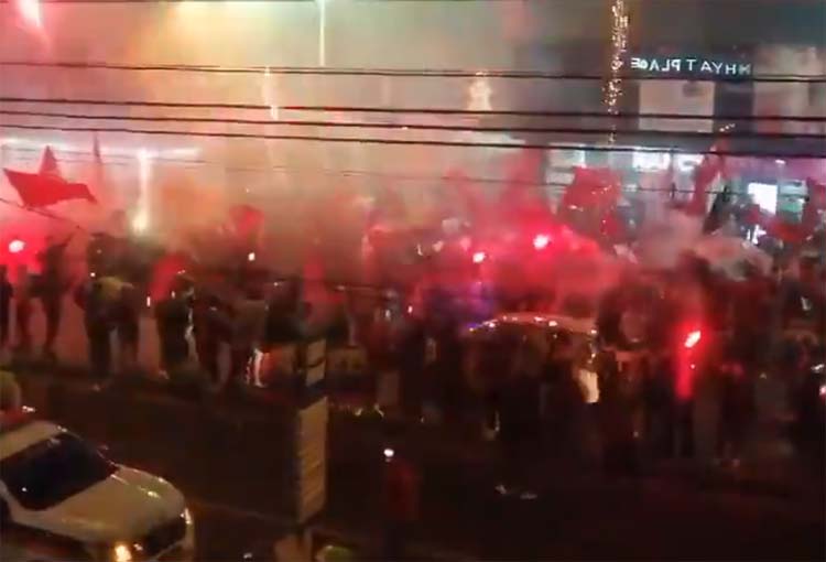 Impresionante recibimiento para América de Cali de su hinchada en Bogotá