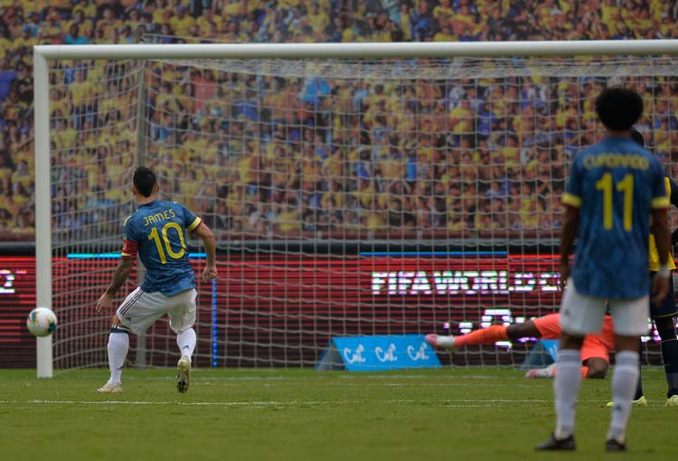 Carlos Antonio Vélez y la sospecha en el penalti de James Rodríguez. ¡Opinen!