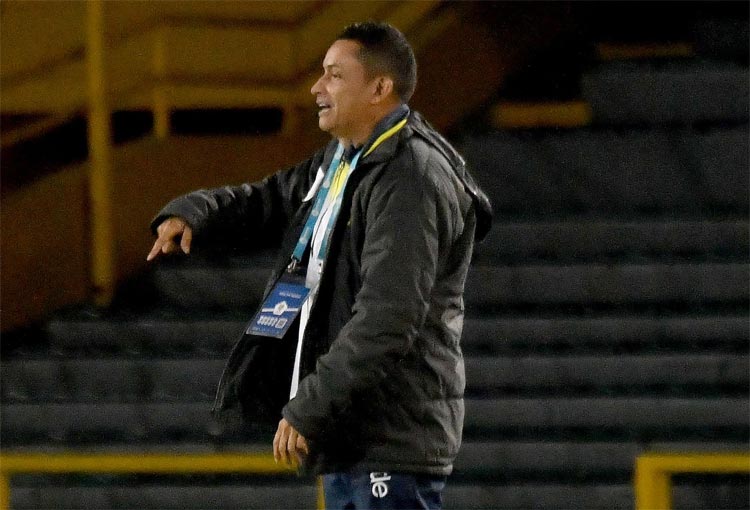 Alianza Petrolera confirmó la salida del DT César Torres