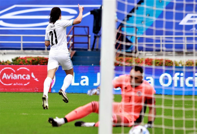 Édinson Cavani y otro gol a David Ospina tras 7 años