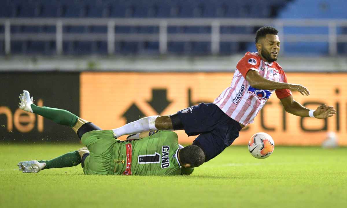 El VAR ya entró en acción penal a favor de Junior