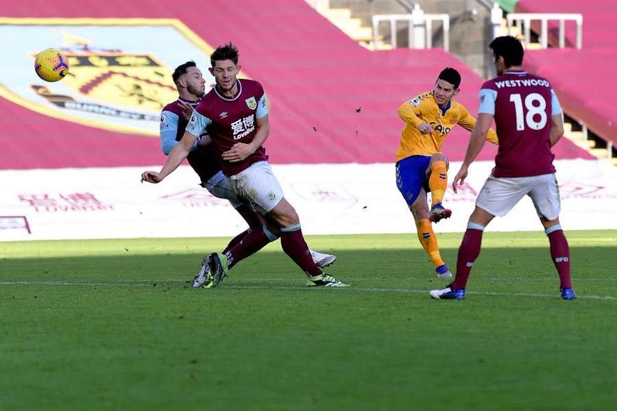 James Rodríguez pudo hacerle un golazo al Burnley