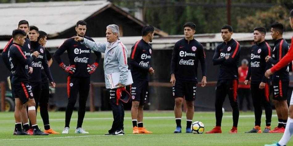 Jugadores de Chile, molestos con Reinaldo Rueda por negociar con la Selección Colombia