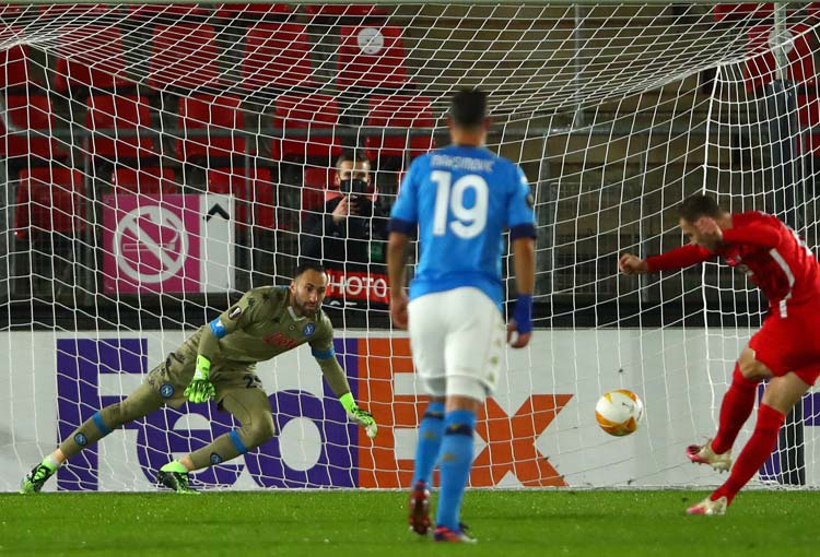 ¡El penalti que atajó David Ospina en la Europa League!