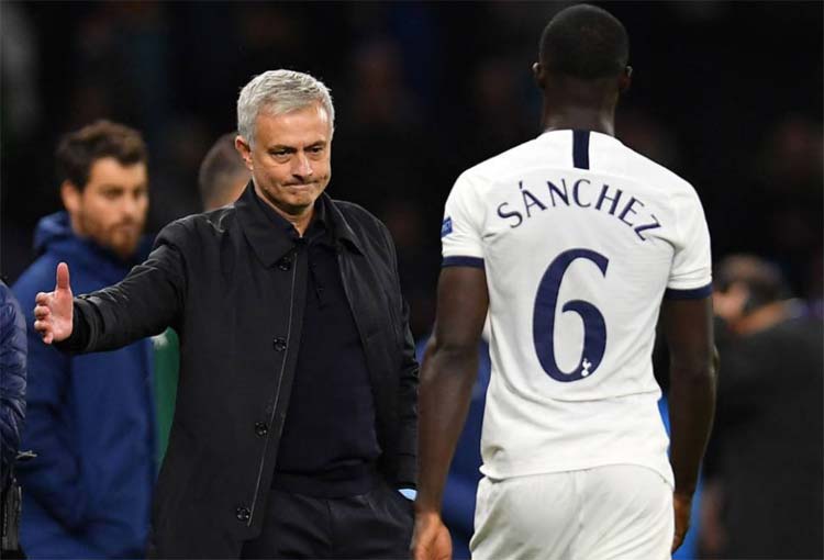 Dávinson Sánchez vuelve entre críticas de hinchas del Tottenham
