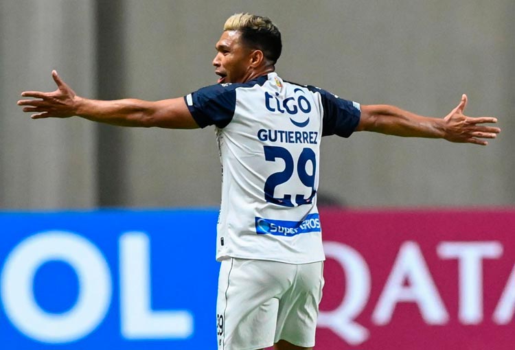 Teo Gutiérrez y un deseo para su futuro: "Piloteo el avión para volver a River Plate"