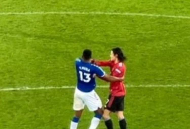 ¡La agresión de Édinson Cavani a Yerry Mina!
