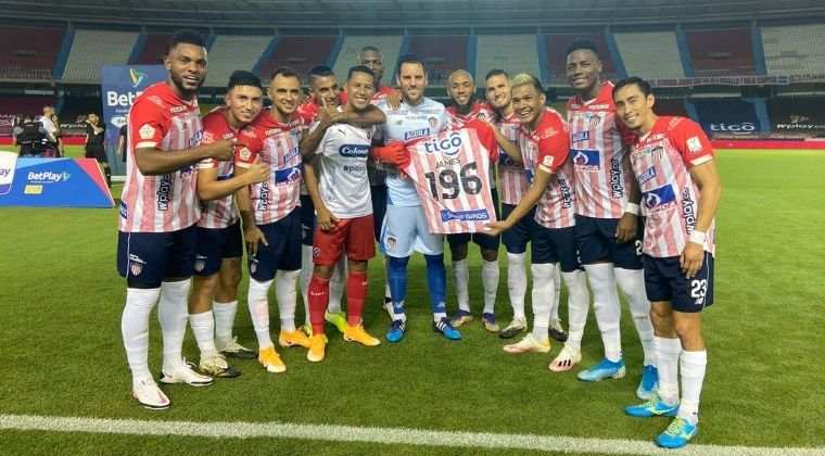 Homenaje a James Sánchez por parte del Junior antes del duelo ante el DIM