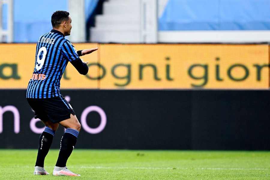 Luis Fernando Muriel da una clase de definición contra Parma