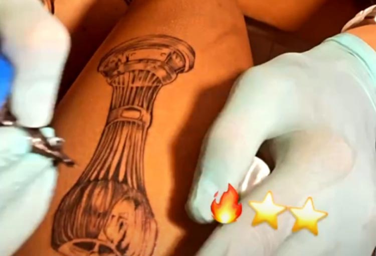 ¡El futbolista de América de Cali tatuándose La 15!