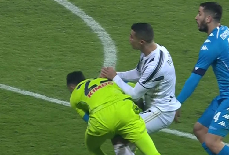¡El choque entre Cristiano Ronaldo y David Ospina!