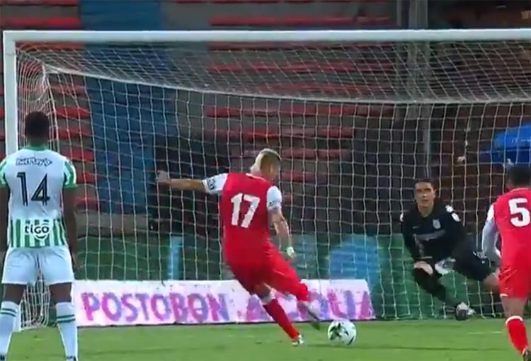 Michael Rangel erró su primer penalti en el regreso a Santa Fe. ¡Atajó Aldair Quintana!