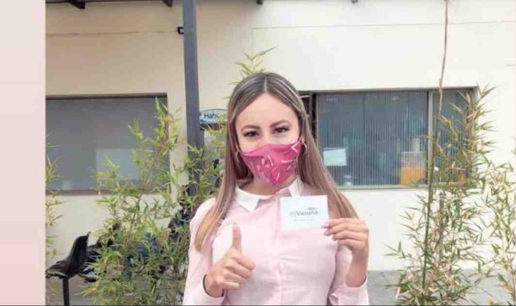 Joven politóloga que causó indignación porque ya fue vacunada contra el coronavirus