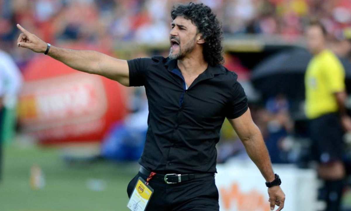Prensa caleña asegura que Leonel Álvarez reemplazará a Juan Cruz Real