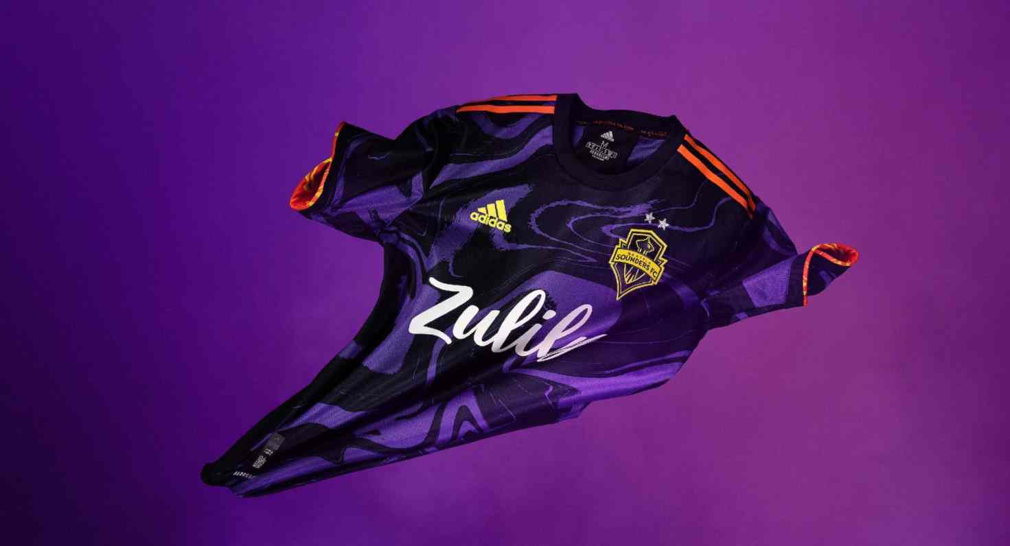 Su uniforme es un homenaje a Jimi Hendrix