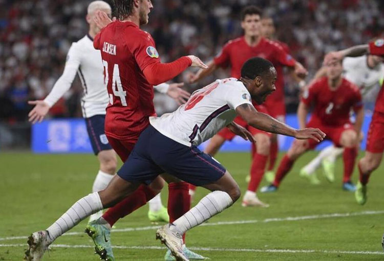 Raheem Sterling y la polémica en la semifinal de la Eurocopa